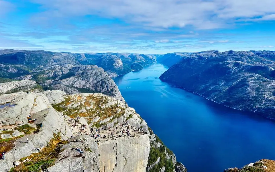 Río en montaña — flujo que valida acceso QR, control de acceso Digitalizatodo Chile