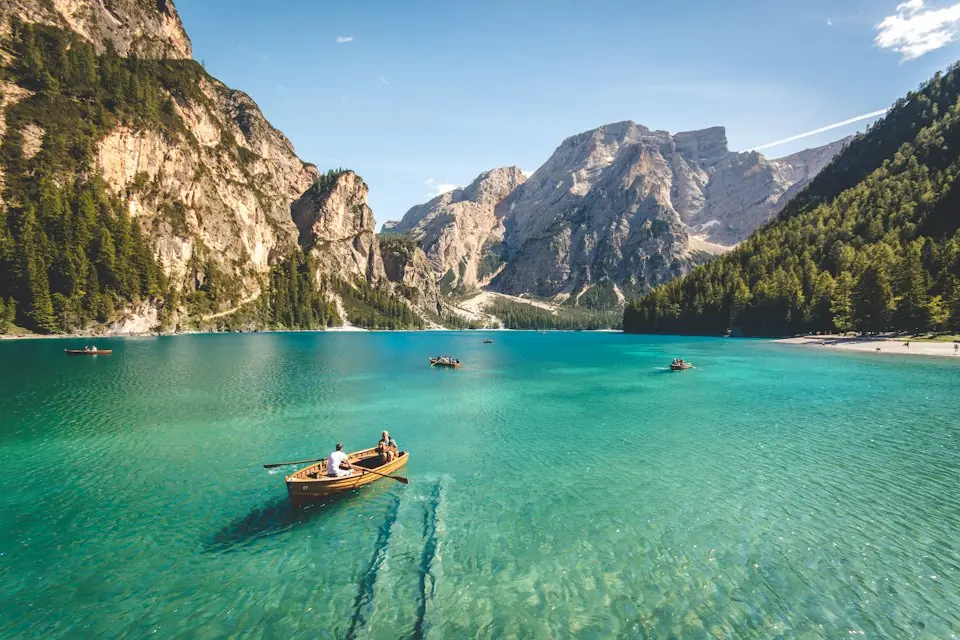 Lago al amanecer — KPIs en calma, dashboards en tiempo real Digitalizatodo